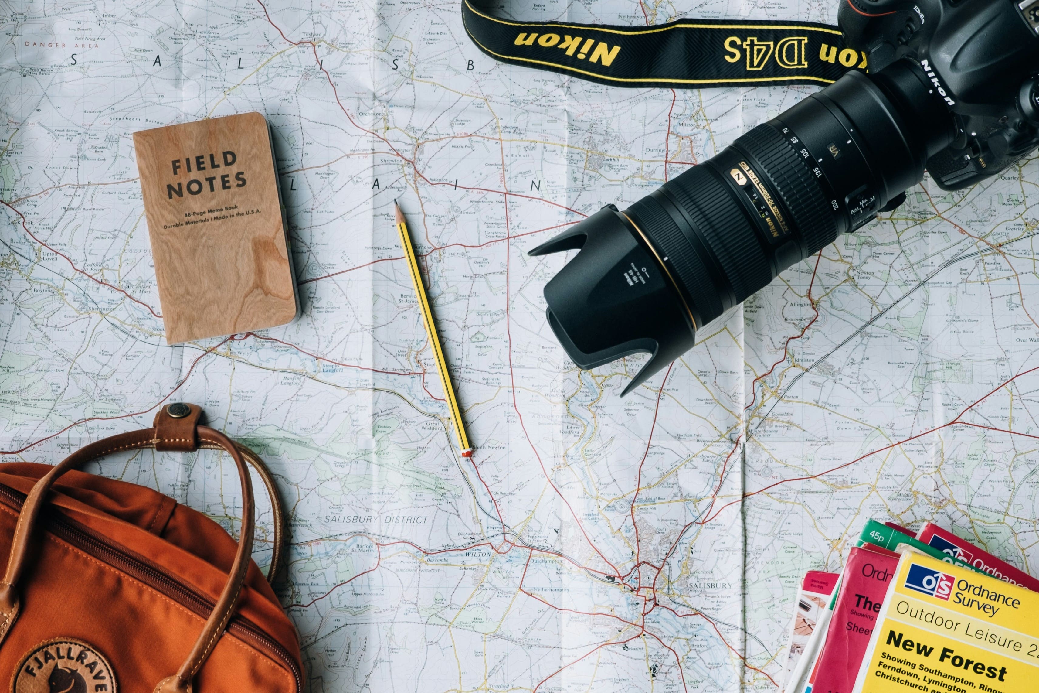 Travel guide assisting tourists